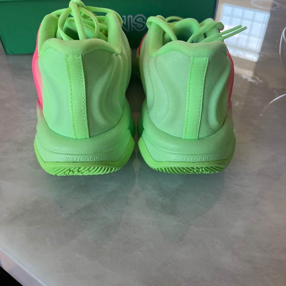 Men’s Giannis  Nike court shoes size 7 - Picture 3 of 4